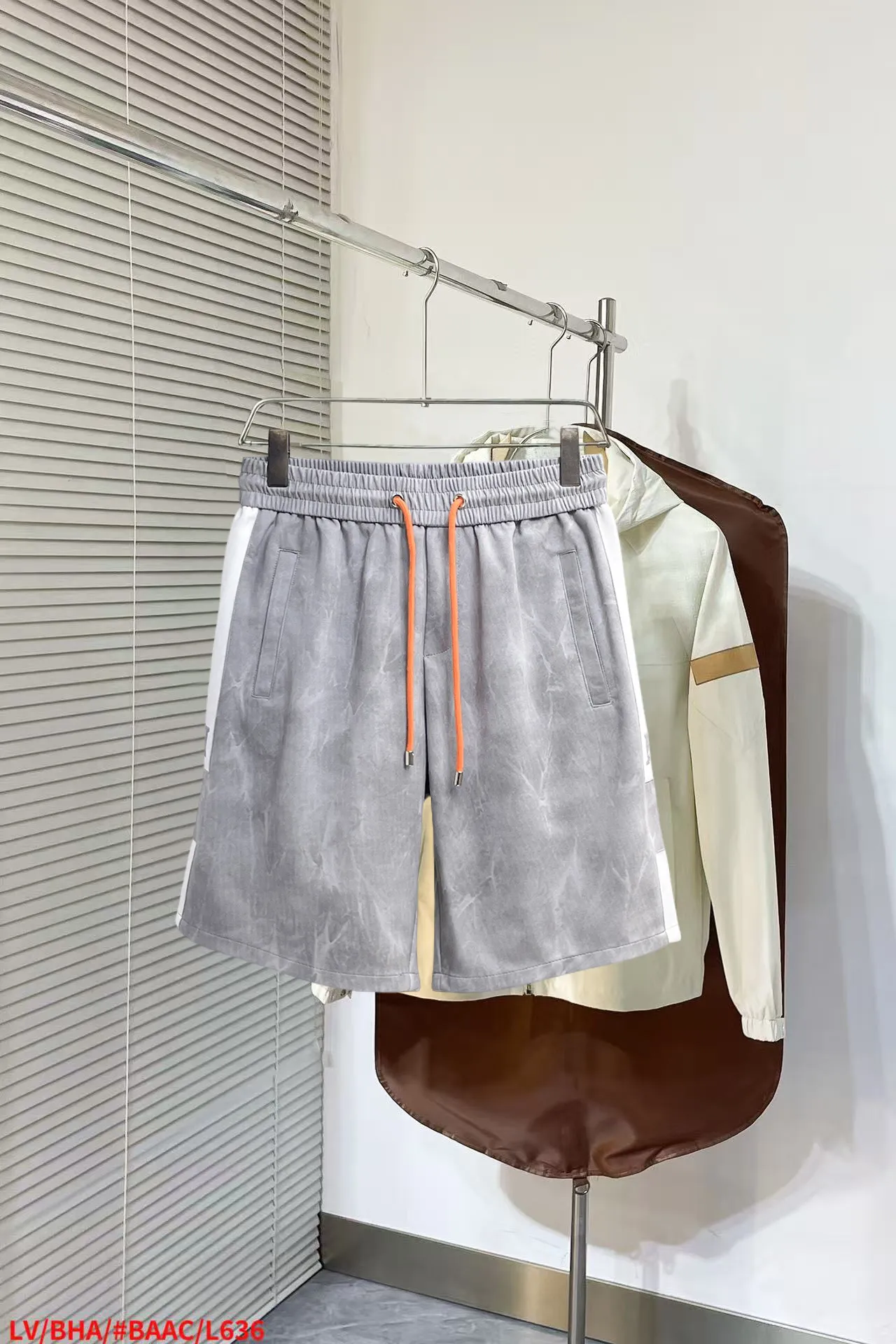 Hermès three-standard complete 2026 summer New Arrival men's casual shorts, advanced custom-made Breathable fabric, Breathable fabric, extremely stretchy and comfortable, impeccable details, top-grade accessories, original logo design concept, delicate and soft feel! The upper body fit is awesome! Size: M-XXXL Please state your height and weight when ordering